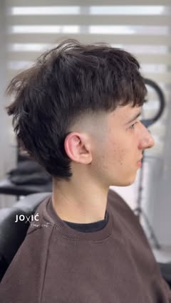 Mullet sa low fade prelazom u barbershopu